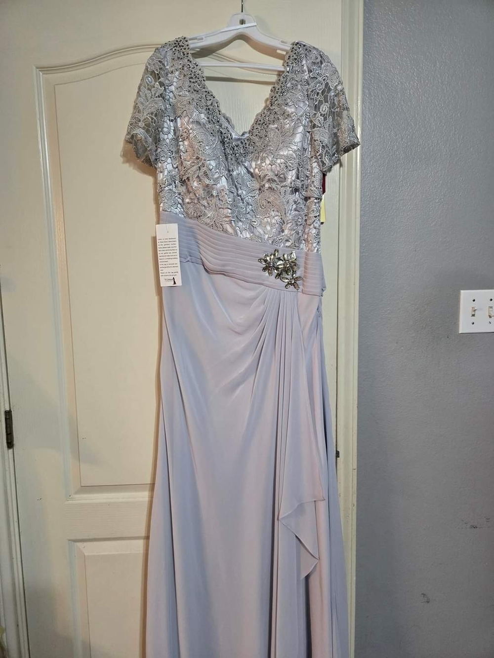 Elegant Lace & Chiffon Evening Dress in Light Silver-Gray